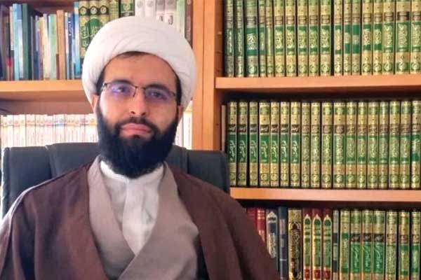 عکس حجت‌الاسلام حامد میرزاخان در کتابخانه