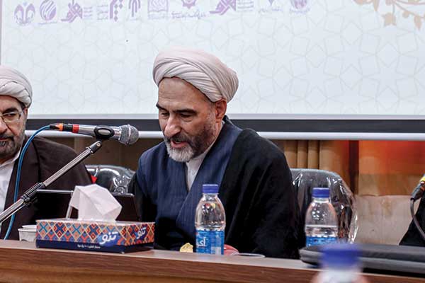 عکس پرتره استاد آیت‌الله احمد مبلغی در حال سخنرانی