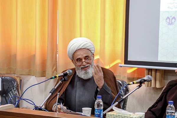 عکس پرتره استاد رضا برنجکار در حال سخنرانی