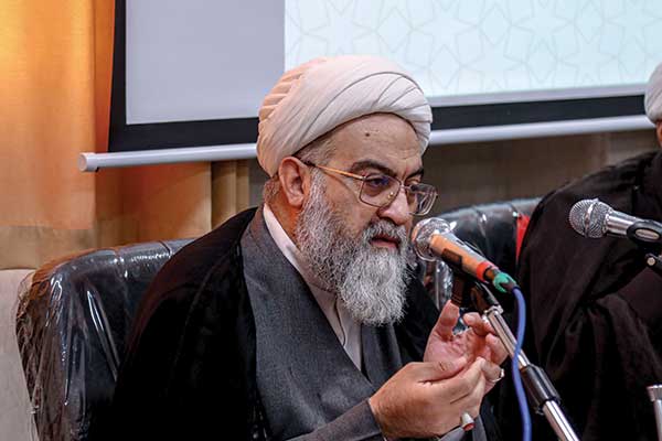 عکس پرتره استاد محمدتقی سبحانی در حال سخنرانی