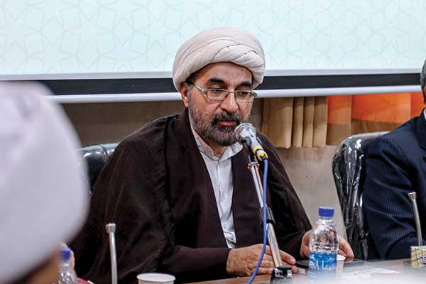عکس پرتره استاد بهروز محمدی‌منفرد در حال سخنرانی