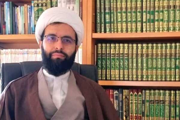 عکس حجت‌الاسلام حامد میرزاخان در کتابخانه