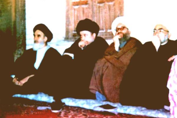 تصویری از شهید صدر به همراه امام خمینی در عراق
